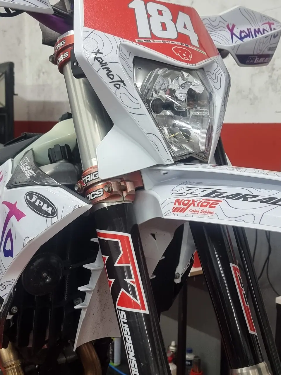 Mota de enduro número 184 com forqueta preparada pela NK Suspension