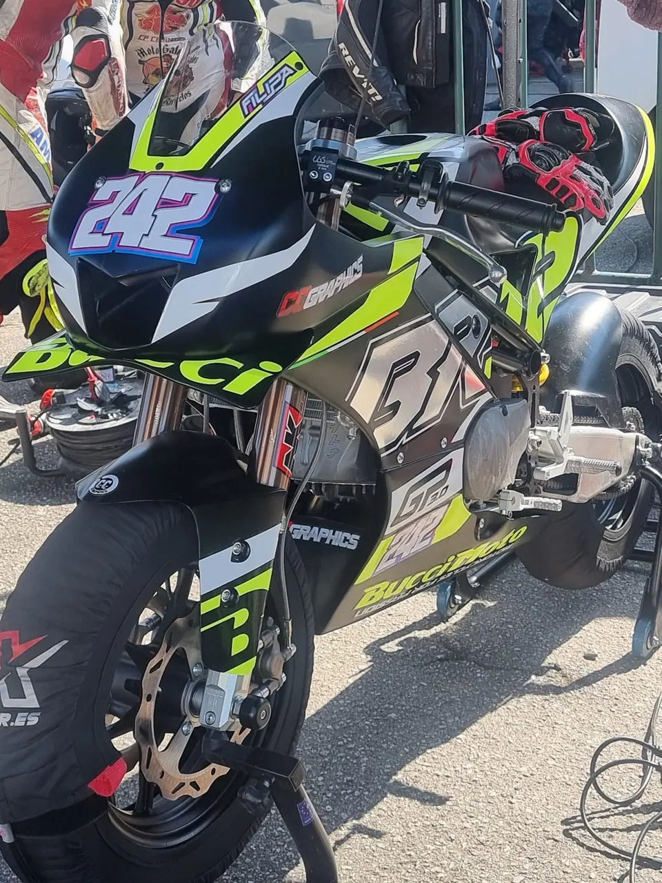 Minimoto de velocidade número 242 com suspensão NK