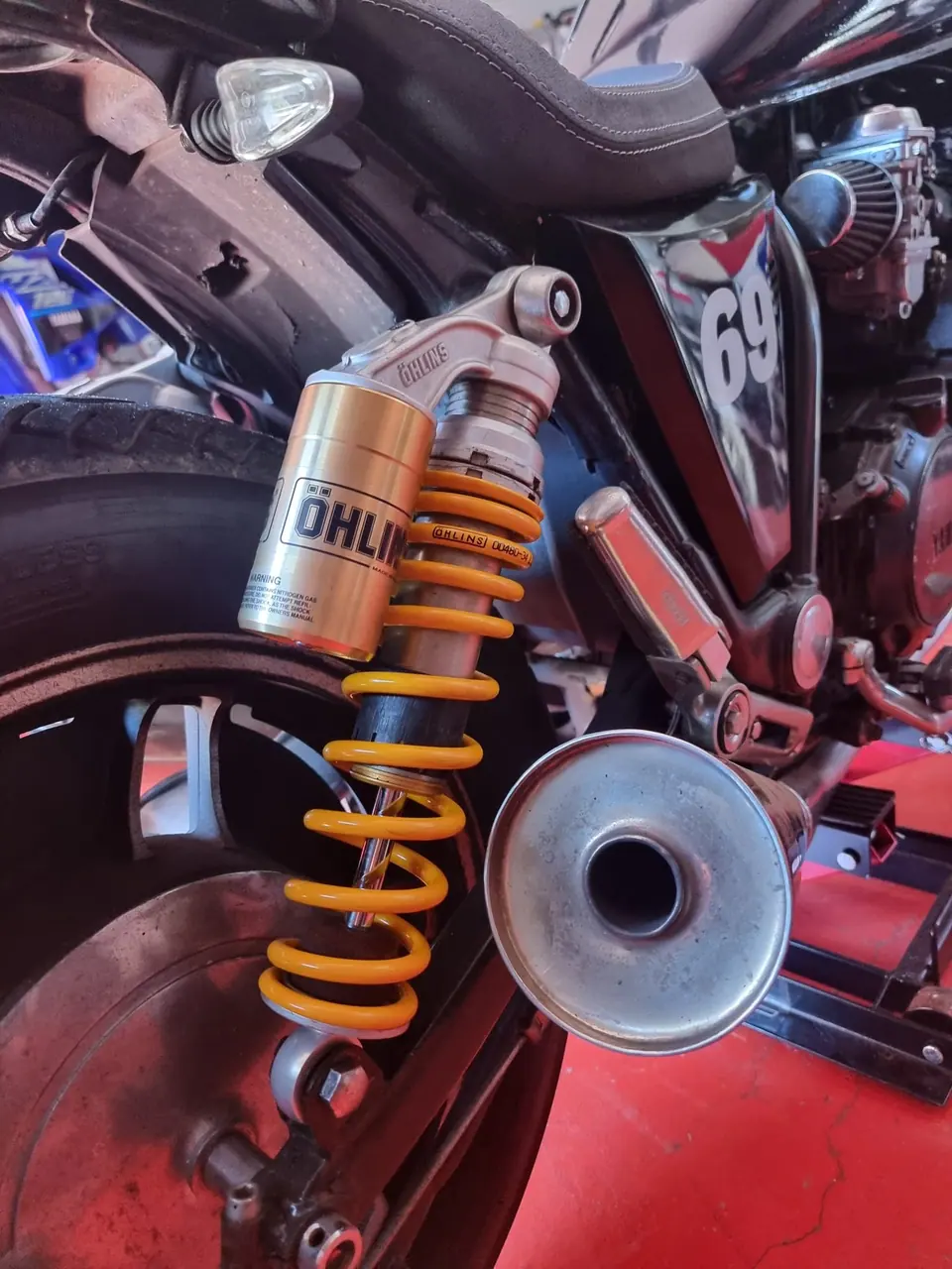 Amortecedor Öhlins de mola amarela montado numa mota de estrada