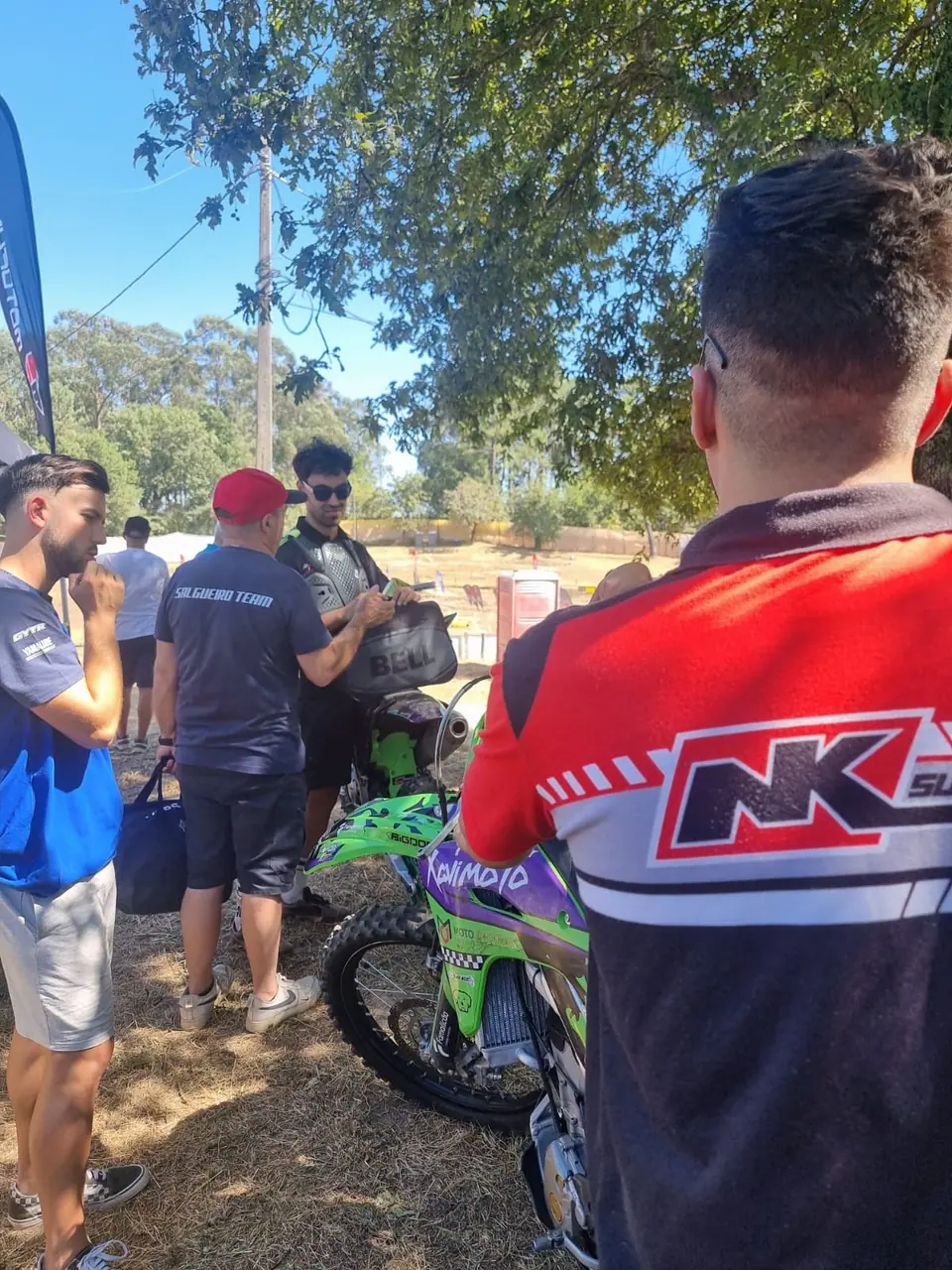 Membro da equipa NK Suspension no paddock