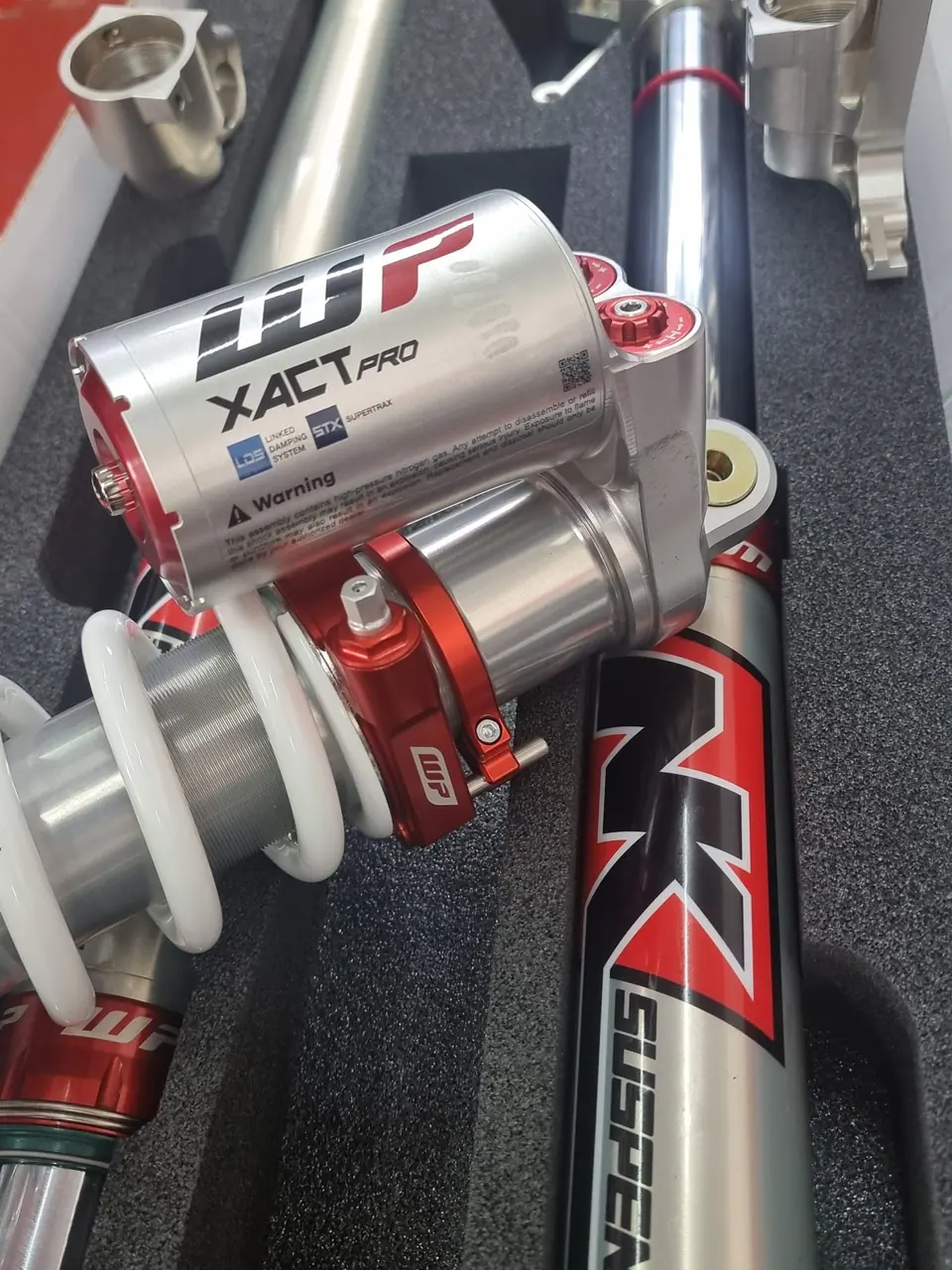 Amortecedor WP Xact Pro e forqueta NK Suspension